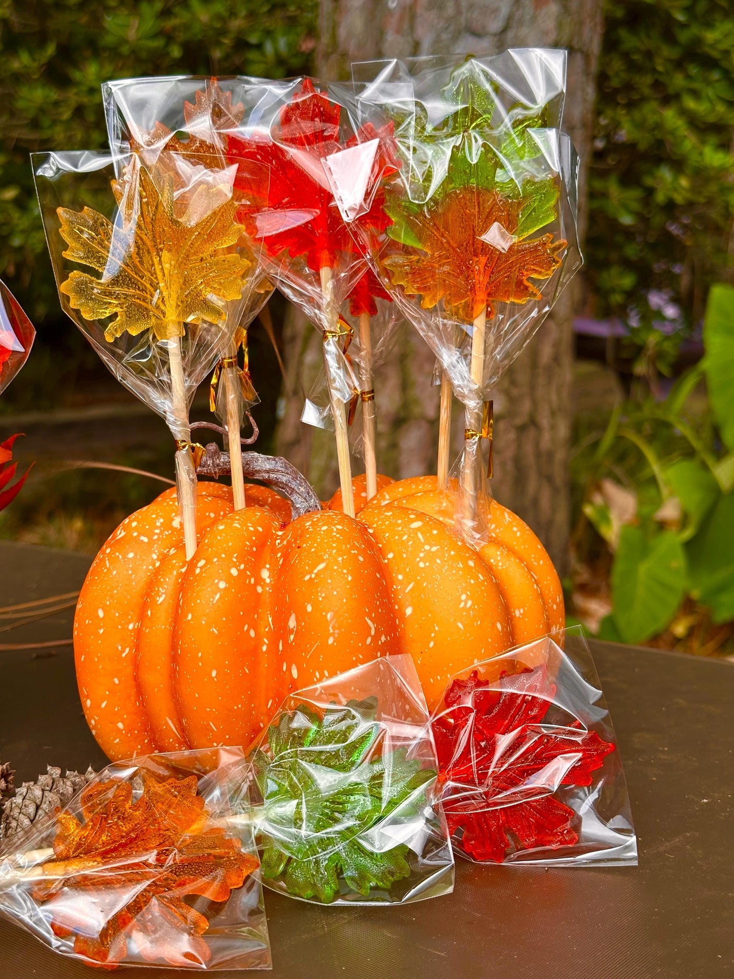 Autumn maple leaf lollipops – transparent, natural, and individually wrapped. A sweet seasonal treat for wedding favors, party gifts, and fall decor.