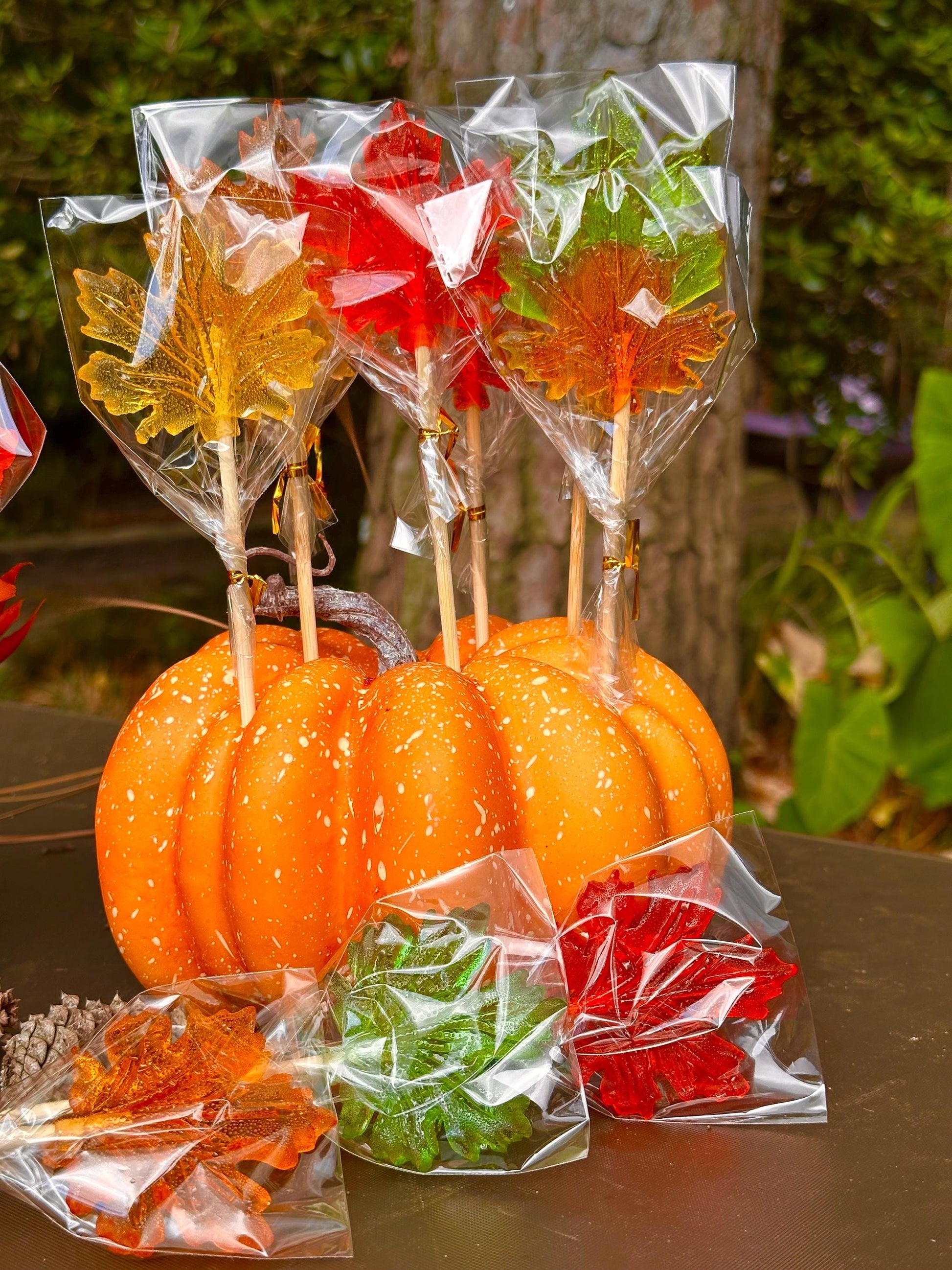 Autumn maple leaf lollipops – transparent, natural, and individually wrapped. A sweet seasonal treat for wedding favors, party gifts, and fall decor.