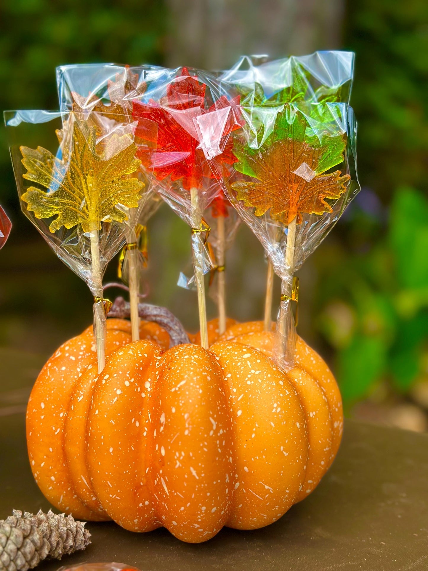 Maple leaf lollipops in festive fall colors – the perfect sweet favor or decoration for Thanksgiving, weddings, and autumn corporate events.”
Effectiveness